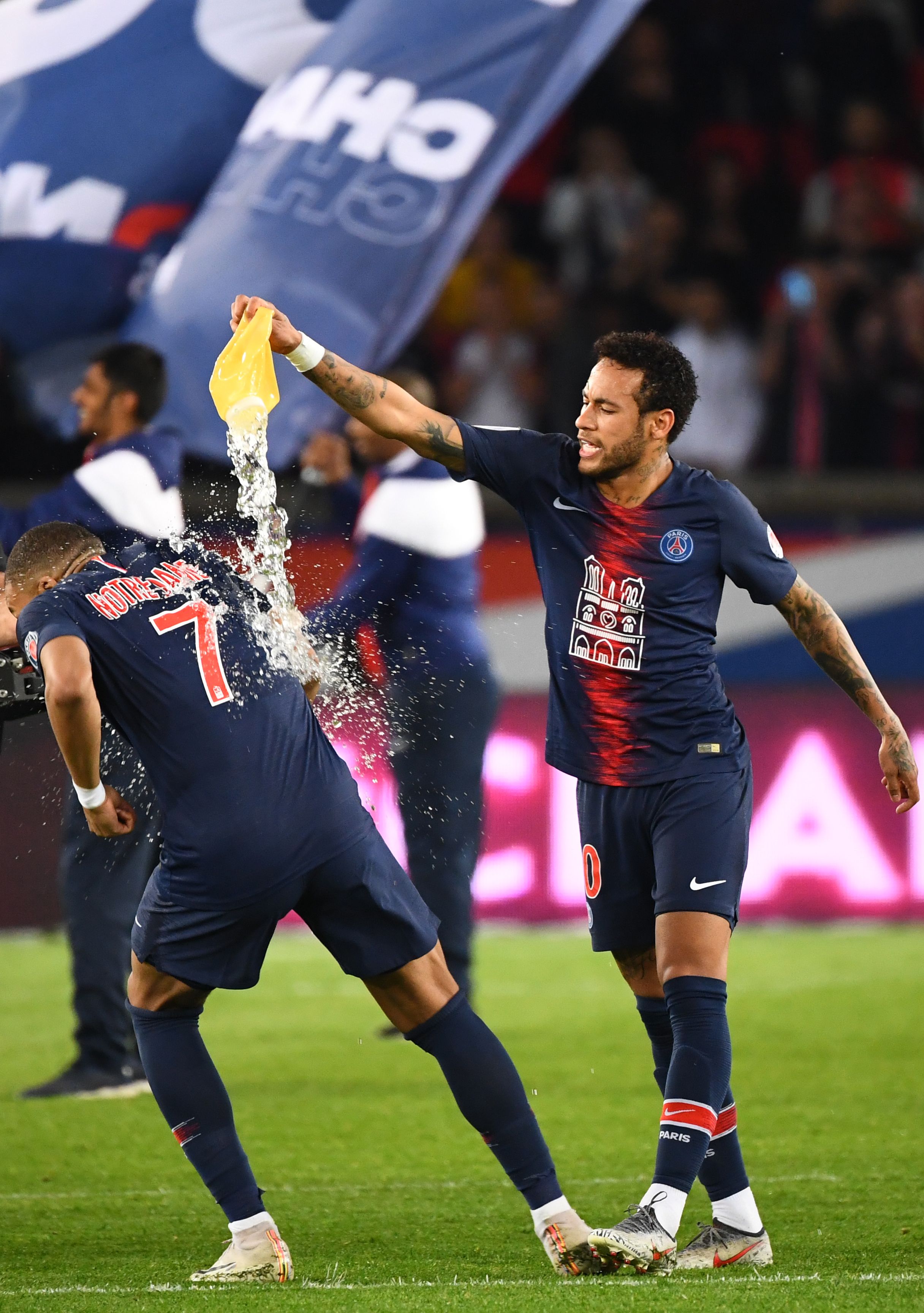 亚冠生死战还没开打，海港却先迎来两个坏消息，客场取胜柔佛新山悬了（亚冠生死战未开打，海港已遭两重打击，客场拿下柔佛前景堪忧）