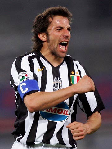 萨拉赫晒圣诞家庭照引争议，目前正随队征战非洲杯（晒圣诞家庭照惹争议，萨拉赫正随队征战非洲杯）