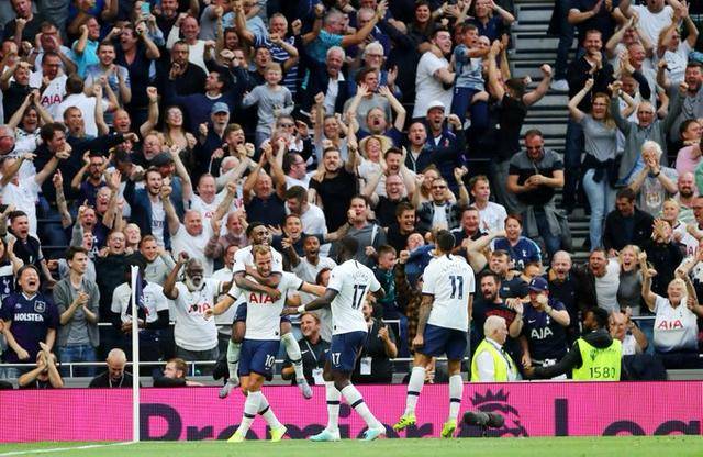 前利物浦后卫马蒂普退役后首亮相，现身沙尔克04广告