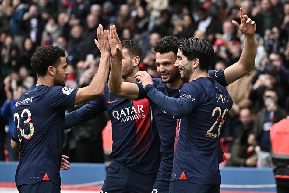 荷甲半场：克拉森世界波建功，阿贾克斯1-0费耶诺德（荷甲半场：克拉森世界波破门，阿贾克斯暂以1-0领先费耶诺德）