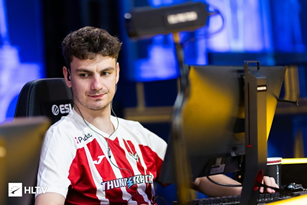 headtr1ck晒与s1mple合照祝贺其回归